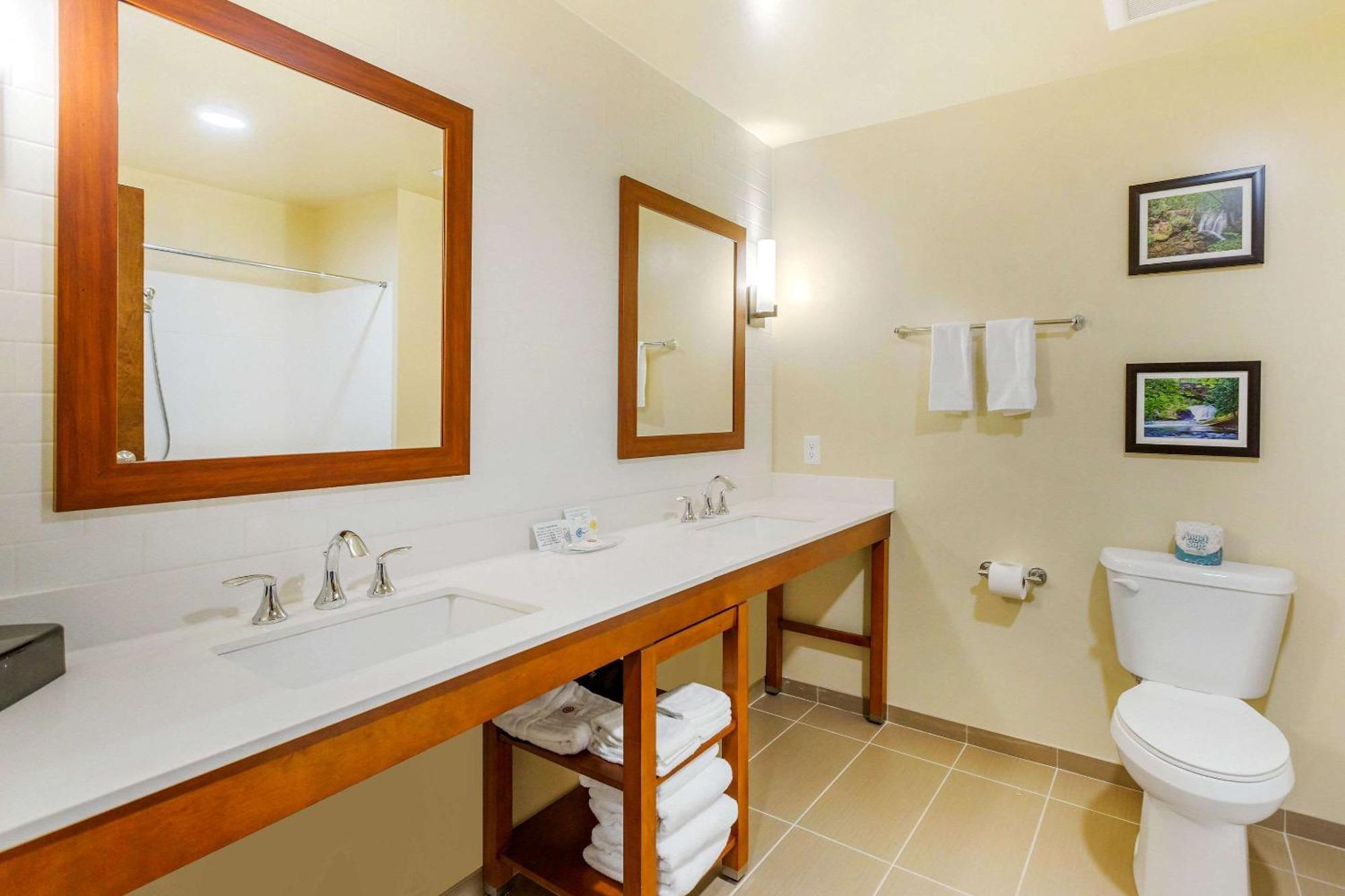 Comfort Suites Burlington Near I-5 Zewnętrze zdjęcie