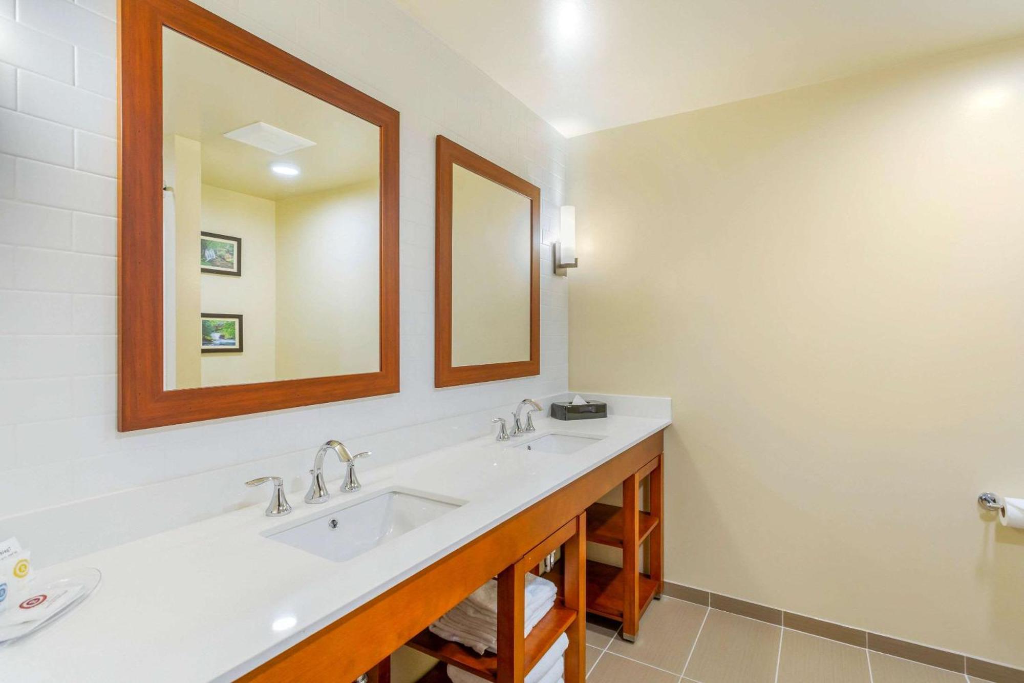 Comfort Suites Burlington Near I-5 Zewnętrze zdjęcie